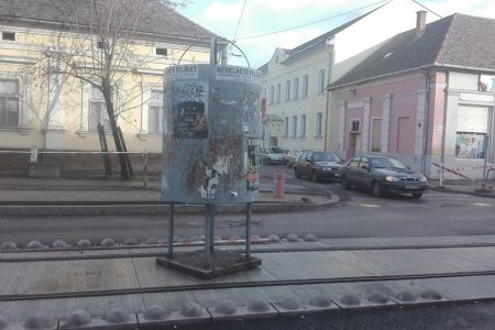Ennek a hirdetőoszlopnak a tulaja nem bízik benne, hogy hamar kész lesz a tramtrain