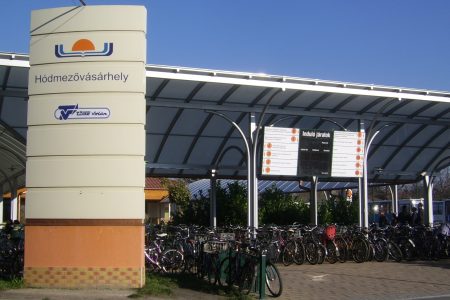 Csongrád megyében egyelőre nem egyesítik a busz- és vasútállomásokat