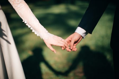 Halasztják, élőzik és ismétlik is az esküvőt a vírus miatt