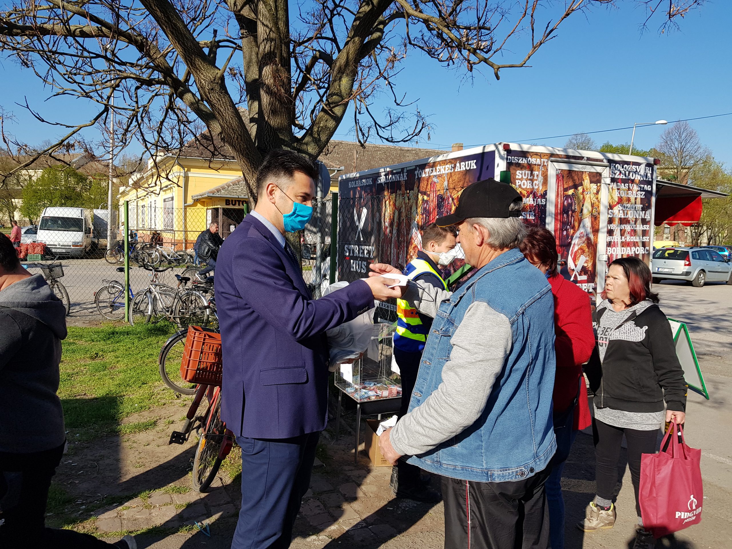 A polgármester is beszállt a maszkosztásba a piacon