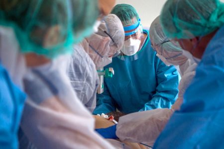 Júniusban kapják a bruttó félmilliót az egészségügyi dolgozók