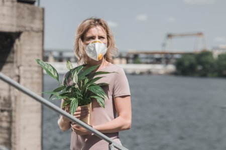 Franciaországban augusztus 1-től kötelező a maszkviselés a zárt helyeken