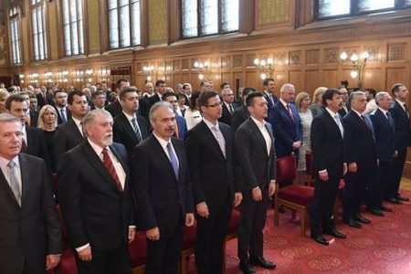 35 százalékkal emelték idén az államtitkárok fizetését