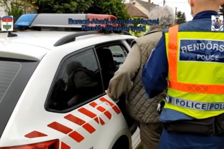 Járványhelyzetről írt véleményt, rendőrök mentek érte