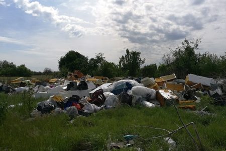 Tonnaszám hordja valaki a szemetet egy telekre