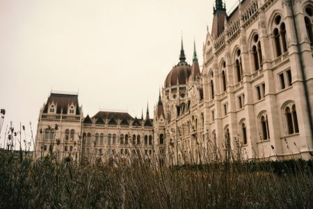 A nemváltás ellehetetlenítését és a Budapest-Belgrád-vasútfejlesztés titkosítását is elfogadta a kétharmad