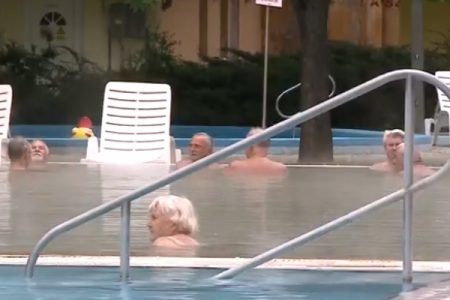 Vásárhelyi fürdő: Az idősek érdekében döntöttek az idősávról