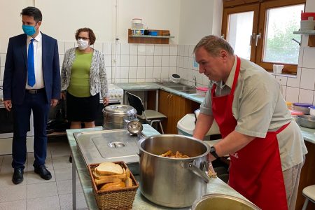 Kilátogattak a szállóra, hogy személyesen beszéljenek