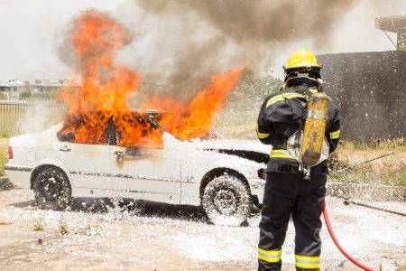 Kigyulladt egy autó az M43-ason
