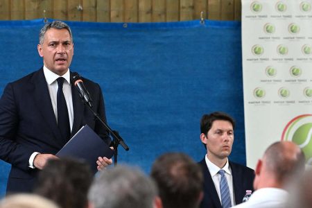 Lázár János: Nem engedjük a teniszszövetség kifosztását
