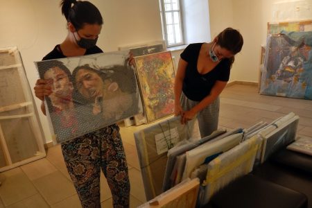 Kígyózó sorokban várták az alkotók, hogy leadhassák a műveiket az Őszi Tárlatra