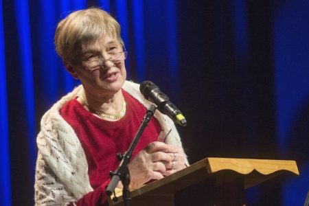 B. Élthes Eszter szerint véletlenül maradhatott benne a kuratóriumban