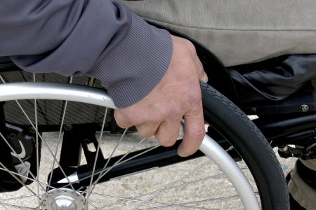 Vádemelés: kerekesszékes személytől loptak el 80 ezer forintot
