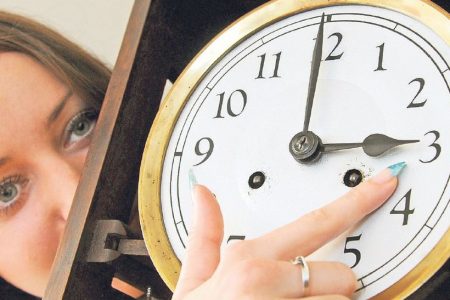 Éjjel órát állítunk, és nem utoljára