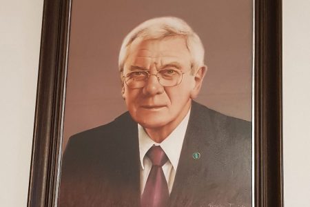 Festményt kapott Almási István a városházán