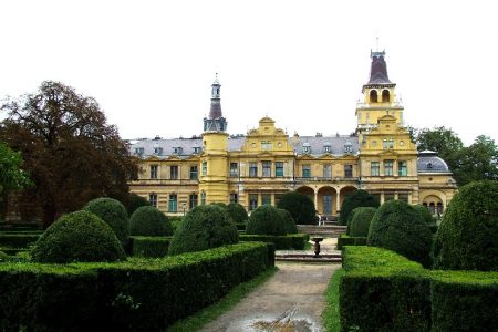 Lázár minisztériuma ingyen átadná a felújított kastélyokat magánkézbe
