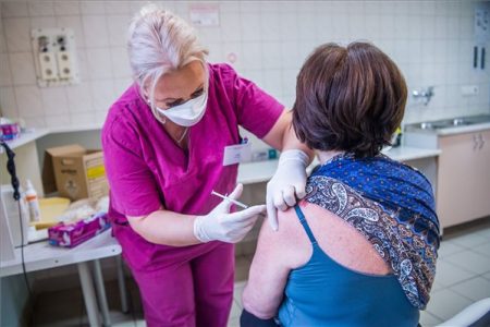 Karikó Katalin szerint jövő nyárra visszaállhat a világ a rendes kerékvágásba