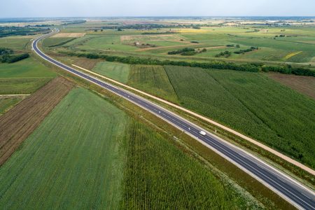 Frontálisan ütközött két autó a 47-esen