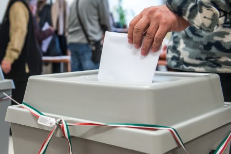 Nem vicc: Lázárral és MZP-vel is vitázna a kutyapárt vásárhelyi jelöltje