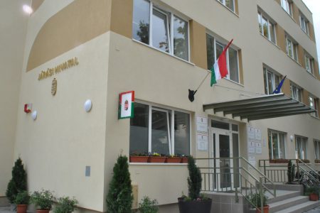 Nincs ok a pánikra: úgy tudjuk, nem találtak bombát a vásárhelyi Kormányhivatal épületében
