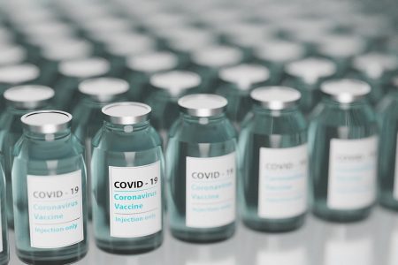 Vakcinainfó: az Astrát 4 hétre is adják, a Pfizert meg majd fiatalkorúaknak, az államtitkár pedig versenynek tekinti az oltást