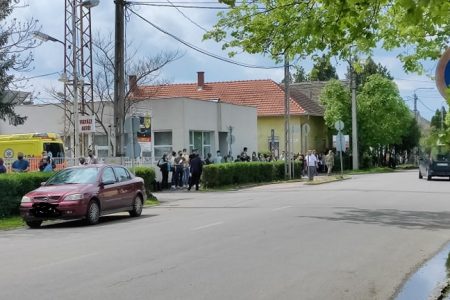 Védőoltás: a régió városaiban is kígyóznak a sorok az oltópontok előtt (KÉPEK)