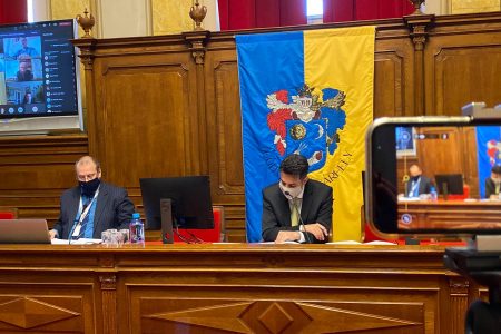 A helyi Fidesz azért nem vett részt az ülésen, mert a polgármester színjátékának tartják
