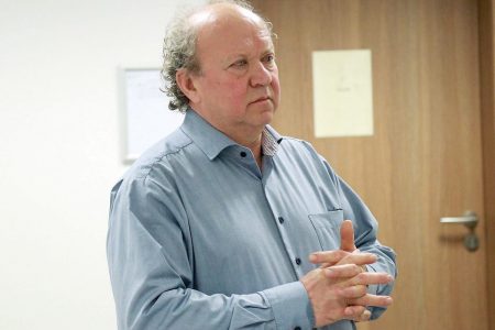 A Csongrád-Csanád Megyei Kormányhivatal elkésett, Krupiczer Ferenc képviselő marad