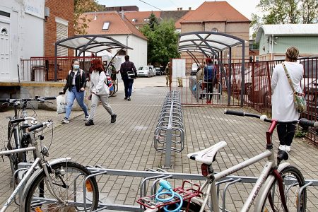 A munka, a család, a sport, a nyári bulik okán – ezért adatták be maguknak az oltást ma a vásárhelyi fiatalok