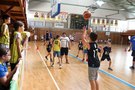 Örömmel, mosollyal és éremmel búcsúztatták a szezont a legkisebb kosárlabdázóink