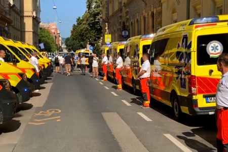 Új mentőautókat kapott az OMSZ
