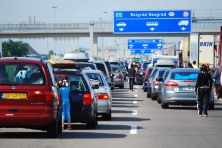 Kígyózó sorokra kell számítani a röszkei határátkelőnél