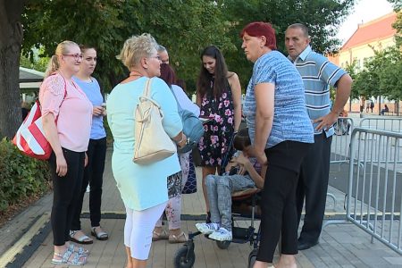 Ismét Vásárhelyre érkeztek a kisperegi egykori sziámi ikrek