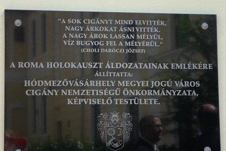 A zsinagógára került a Roma Holokauszt emléktáblája
