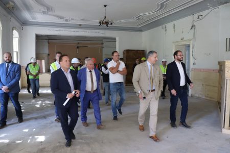 Lázár János geszti kastélyprojektje már 4 milliárdos többletköltségnél jár, de nem tudni miért