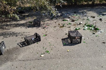 Rengeteg a szemét a Bodzási út egy részén