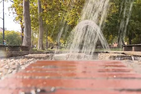 Csobog a szökőkút a Hősök terén