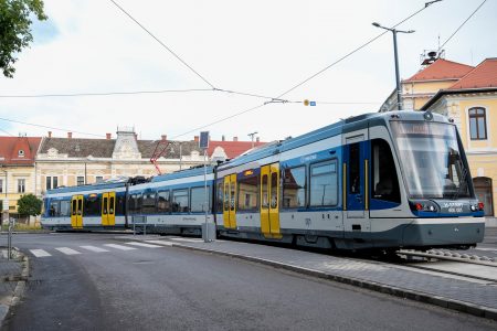 Az ígért 20 perc helyett félóránként járnak majd a fizetős tram-trainek