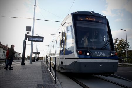 Fityiszt mutatott a MÁV a tram-trainen is dolgozó mozdonyvezetőknek
