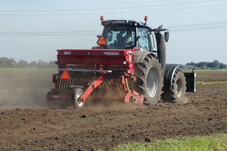 Részeg volt, és nem is vezethetett volna traktort – életveszélyes sérüléseket okozott