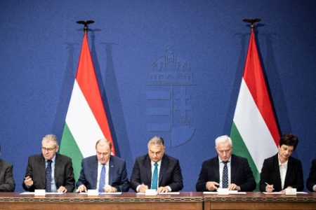 Aláírták a bérmegállapodást, jövőre bruttó 200 ezer forint a minimálbér