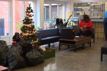 Számítógép, tartós élelmiszer, gyermekjátékok a Kalmár karácsonyfája alatt