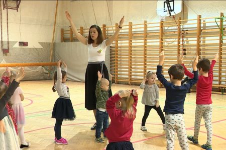 Vásárhelyi óvodások népi hagyományokat tanulnak a Kankalin Néptáncegyüttes segítségével