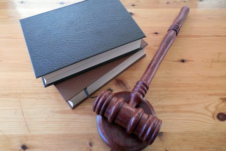 Megkörnyékezte a diákját egy szentesi tanár – vádat emeltek ellene