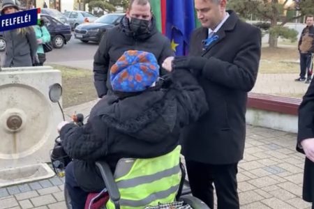 Arcon verte egy néni Márki-Zay Pétert az orosházi utcafórumán