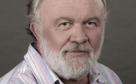 Csuja Imre mond verset a BFMK-ban