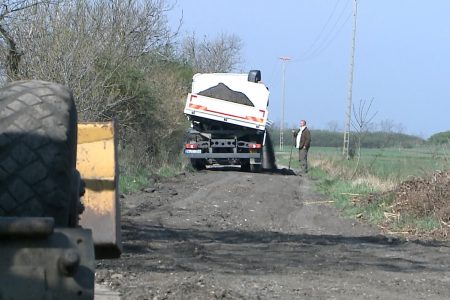 Tavaszi útburkolati munkák Vásárhelyen – hamarosan elkezdik a városi úthálózat javítását is