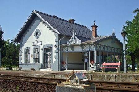Vasúttörténeti kiállítás a mártélyi állomás várótermében