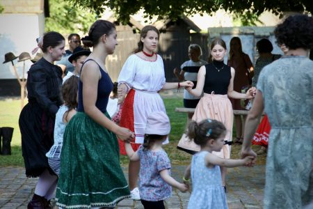 Pünkösdi királyt választottak a Népművészeti Tájházban – óriásgalériával!