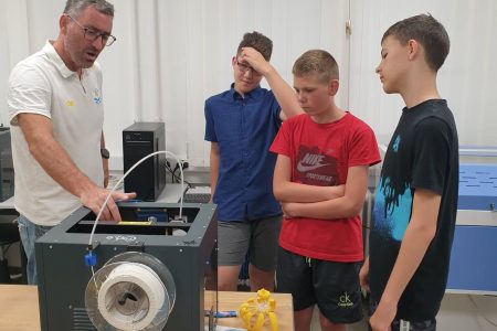 3D nyomtatással, lézervágással, programozással ismerkedtek a Cseresnyés táborában